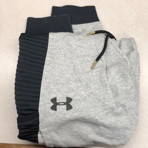 Men’s Under Armor large Joggers